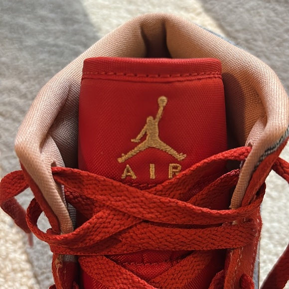 Air Jordan 1 Mid SE (GS) - Picture 6 of 9